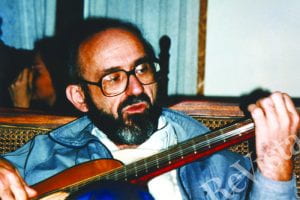 Photo of Ignacio Martín-Baró playing guitar.